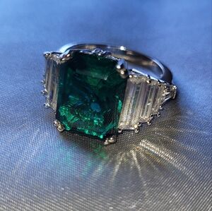 Gorgeous Bright Green Gem Stone Ring